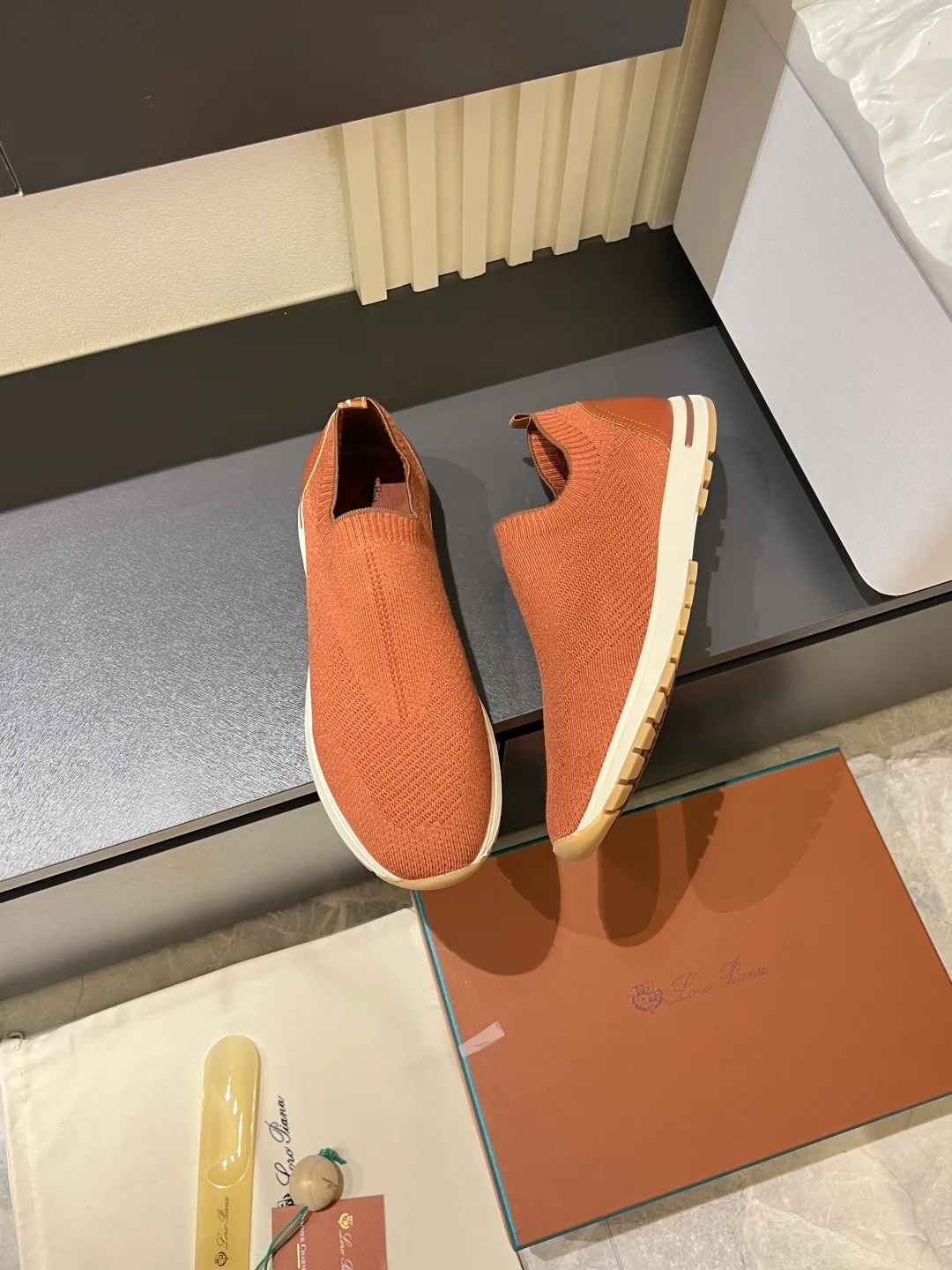 Men's Men's Shoes 💰p380 Loro Men's Shoes 💰piana/Noyo Piana 360 L Men's Shoes 💰p Flexy Walk Men's Sports Shoes These sports shoes are made of knitted wool uppers, and the heel is wrapped in smooth calf leather. Merino sheep are selected from Australia and New Zealand. The upper is machine-woven like a sweater, and then equipped with a white rubber outsole and a Kummel-colored sole. It is both beautiful and non-slip. The fabric is 100% cashmere and the insole is calf leather. It is super comfortable on the feet! Comes with full original packaging! Multiple colors available! Size: 38-44 (45 customized)